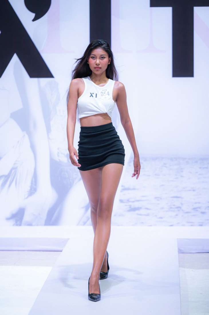 Hà Anh nhiệt tình thị phạm catwalk cho vợ Tây của Bùi Tiến Dũng - Ảnh 4.