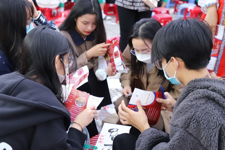 Thí sinh tìm hiểu thông tin tuyển sinh 2023 vào Trường đại học Ngoại ngữ, Đại học Đà Nẵng. Trường yêu cầu thí sinh thuộc một vài nhóm ưu tiên khu vực, đối tượng phải nộp giấy xác nhận cư trú - Ảnh: UFL