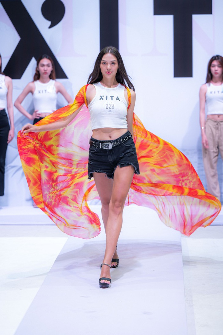 Hà Anh nhiệt tình thị phạm catwalk cho vợ Tây của Bùi Tiến Dũng - Ảnh 5.