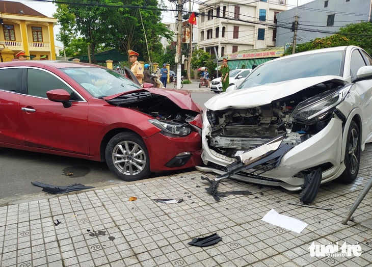 Va chạm liên hoàn, 4 ô tô con bị hư hỏng - Ảnh 2. Va chạm liên hoàn, 4 ô tô con bị hư hỏng - Ảnh 2.