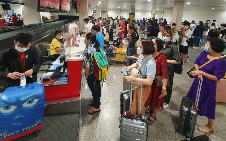 Từ 3-11, Vietnam Airlines thu phí hành lý xách tay quá cước ngay tại cửa ra máy bay - Ảnh 3.