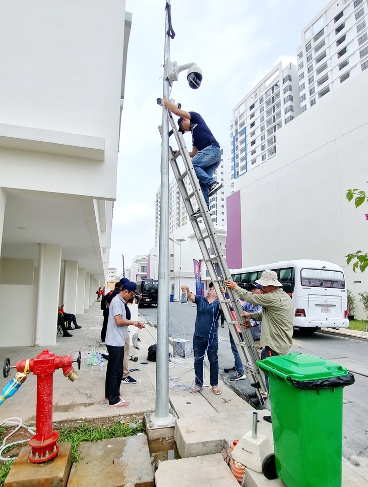 Các nhân viên của Viettel lắp đặt mạng cho Làng vận động viên - Ảnh: HUY ĐĂNG