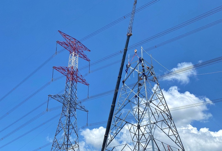 Công ty Truyền tải điện 3 di dời xong các điểm giao chéo đường dây 500kV với cao tốc Bắc - Nam trên địa bàn Bình Thuận - Ảnh 4.