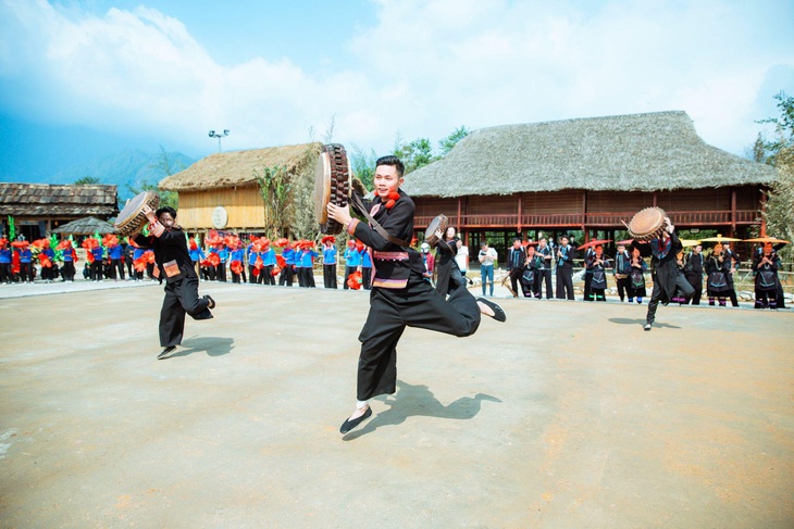 Không gian lễ hội vô cùng hứng khởi và đậm sắc màu Tây Bắc tại thành phố trên mây