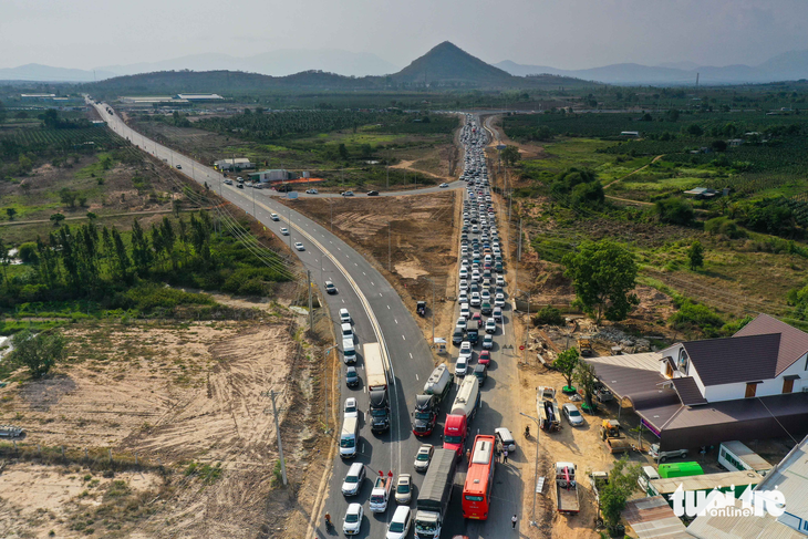 Ngày đầu khai thác, tắc nghẽn cả đầu vào - đầu ra cao tốc Phan Thiết - Dầu Giây - Ảnh 1.