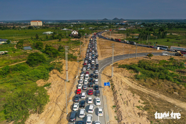 Ngày đầu khai thác, tắc nghẽn cả đầu vào - đầu ra cao tốc Phan Thiết - Dầu Giây - Ảnh 3.