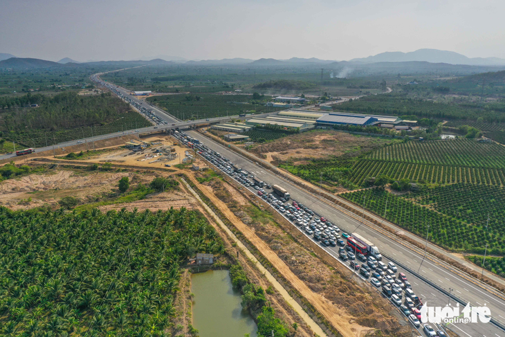 Ngày đầu khai thác, tắc nghẽn cả đầu vào - đầu ra cao tốc Phan Thiết - Dầu Giây - Ảnh 5.