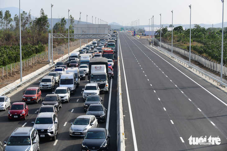 Ngày đầu khai thác, tắc nghẽn cả đầu vào - đầu ra cao tốc Phan Thiết - Dầu Giây - Ảnh 7.