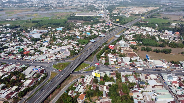 Nút giao cao tốc TP.HCM - Long Thành - Dầu Giây với quốc lộ 51 tương đối thông thoáng, xe cộ đi lại dễ dàng trong sáng 29-4 