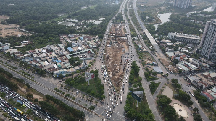 Giao thông tại nút giao An Phú, TP Thủ Đức sáng 29-4 khá căng thẳng 