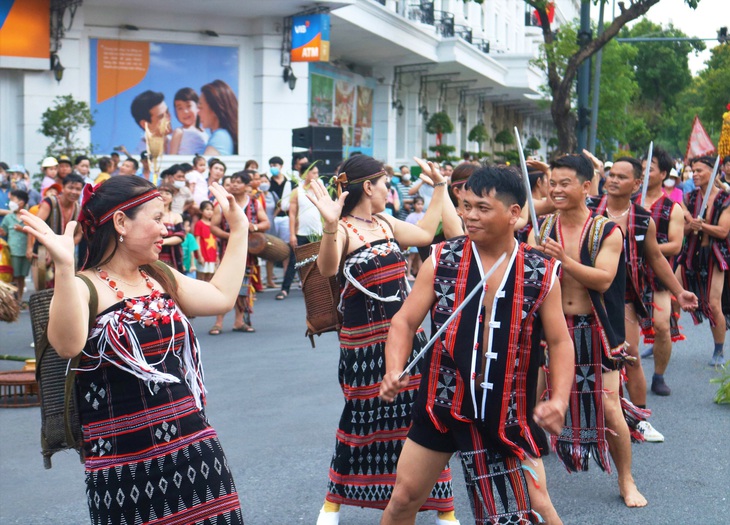 Ngư dân đem thuyền ‘bơi’ giữa đường phố Huế - Ảnh 1.