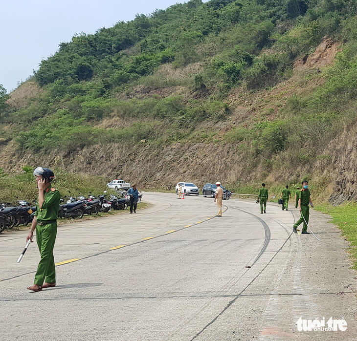 Nơi xảy ra vụ tai nạn đặc biệt nghiêm trọng là một đoạn đường cong, xuống dốc - Ảnh: DUY THANH