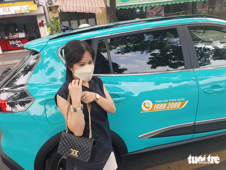 Ngày đầu taxi điện chạy ở TP.HCM, khách đặt xe đi cà phê, mua sắm - Ảnh 1.