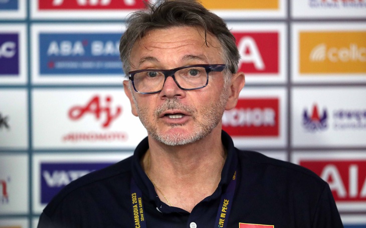 HLV Philippe Troussier: 'Đội bóng xứng đáng hơn đã giành chiến thắng'