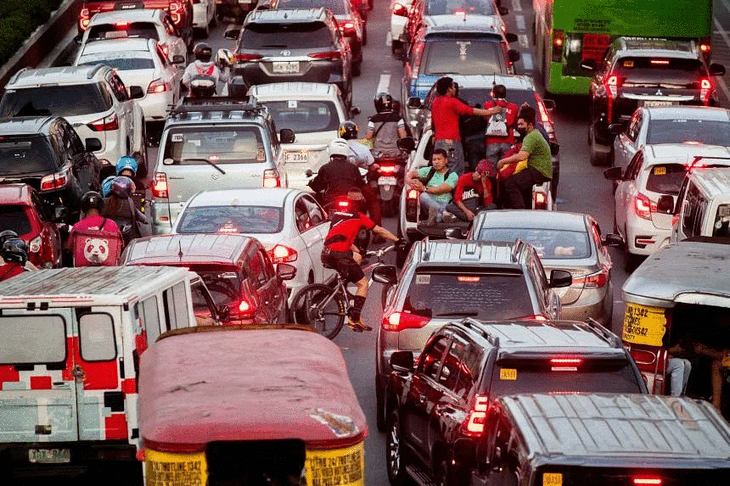 Giao thông đông đúc trước thềm Giáng sinh 2022 ở Quezon, Metro Manila, Philippines. ẢNH: REUTERS