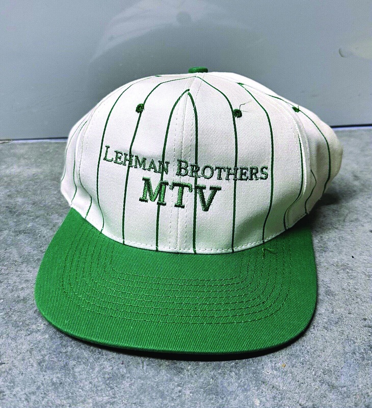 Nón lưỡi trai Ngân hàng Lehman Brothers, &quot;vừa thật vừa hiếm&quot;, có giá 125 USD trên eBay.