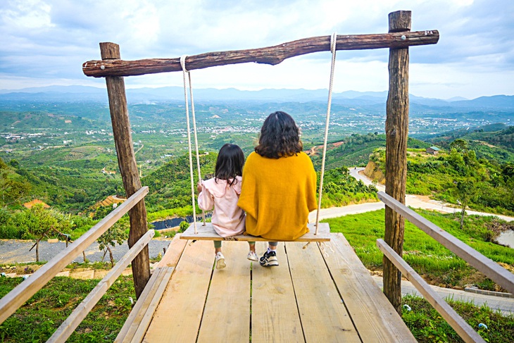 Hạnh phúc tuổi thơ bên người yêu thương - Ảnh: QUANG ĐỊNH