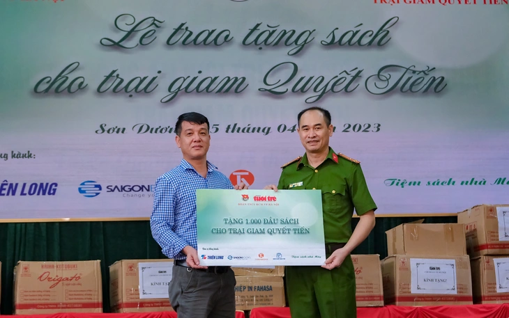 Phạm nhân tù chung thân được giảm án còn 20 năm gục khóc khi gặp lại mẹ già 85 tuổi trong trại - Ảnh 6.