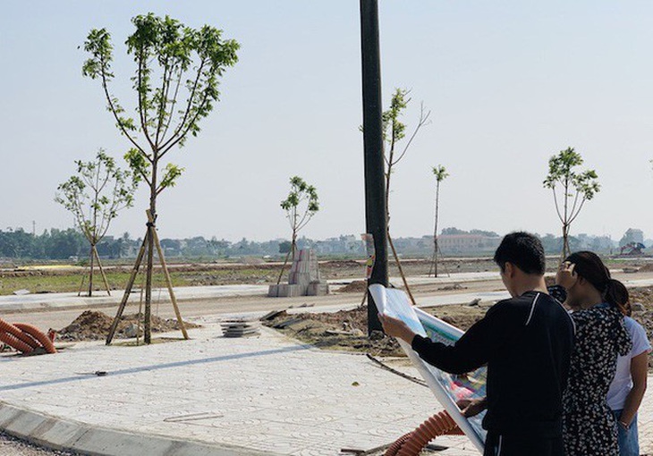 Theo quy định tại khoản 2 Điều 38, khoản 2 Điều 39 Luật Đấu giá tài sản thì &quot;tổ chức đấu giá tài sản bán hồ sơ tham gia đấu giá, tiếp nhận hồ sơ tham gia đấu giá trong giờ hành chính, liên tục kể từ ngày niêm yết việc đấu giá tài sản cho đến trước ngày mở cuộc đấu giá 02 ngày (Ảnh minh hoạ)