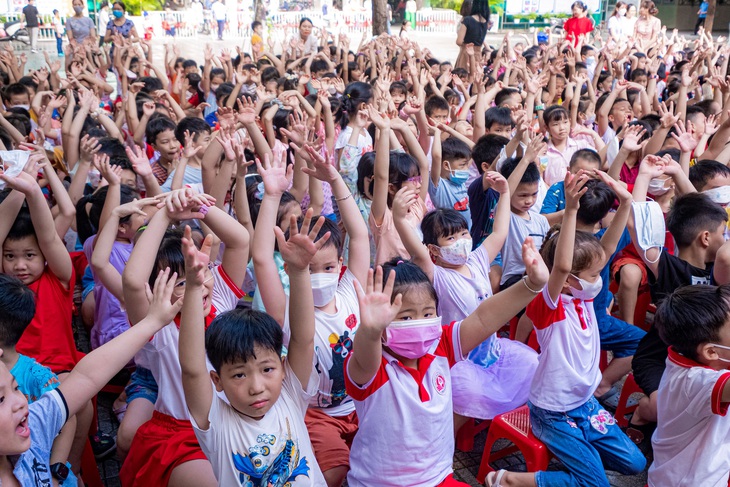 Học sinh một trường tiểu học ở quận Cầu Giấy (Hà Nội) - một trong những quận luôn “đau đầu” với áp lực trường lớp vì số lượng học sinh tăng mạnh sau mỗi năm - Ảnh: NAM TRẦN