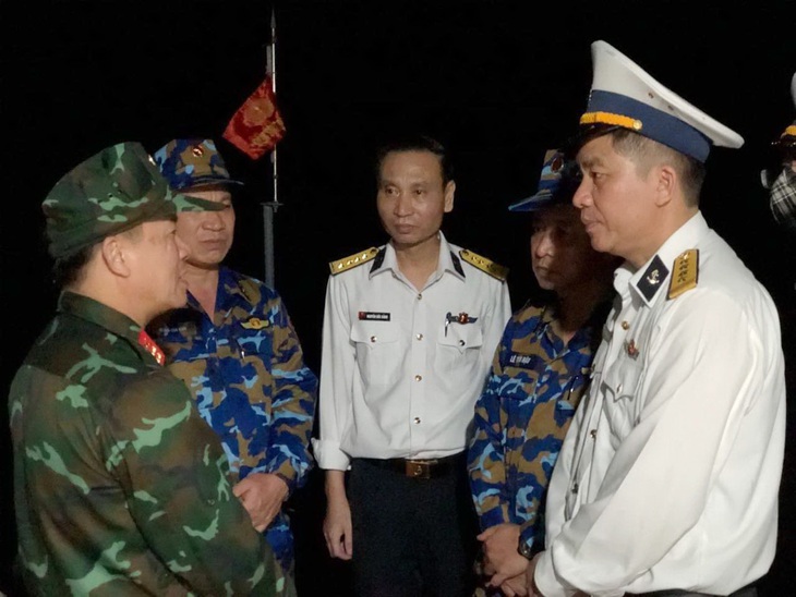 Đoàn công tác Quân chủng Hải quân trao đổi với tỉnh đội Quảng Ninh về phương án tìm kiếm cứu nạn. Thông tin từ Quân chủng Hải Quân cho biết sáng nay 6-4, hai tổ lặn của Lữ đoàn đặc công 126 HQ tiếp tục nỗ lực phối hợp tìm kiếm các nạn nhân - Ảnh: Quân chủng Hải Quân