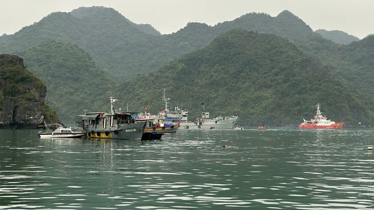 Trước đó, thông tin từ sở chỉ huy tiền phương cho biết lúc 9h, các tàu mặt nước tạm dừng tại chỗ để lực lượng thợ lặn tổ chức tìm kiếm. Thời điểm này, thời tiết vùng biển Quảng Ninh bắt đầu chịu tác động của đợt gió mùa đông bắc mới nên bất lợi cho hoạt động tìm kiếm, trời âm u khiến tầm nhìn rất hạn chế - Ảnh: Quân chủng Hải quân