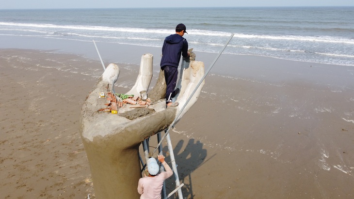 Những cánh tay bê tông khổng lồ ở bãi biển Hải Tiến, Thanh Hóa là chòi canh đuối nước? - Ảnh 1.