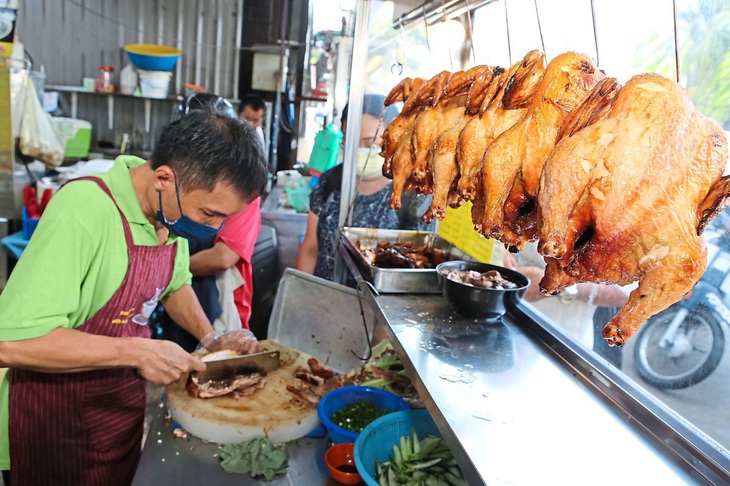 Giá cơm gà rẻ như biếu không, ông chủ nói: Bán cho vui ấy mà! - Ảnh 2.