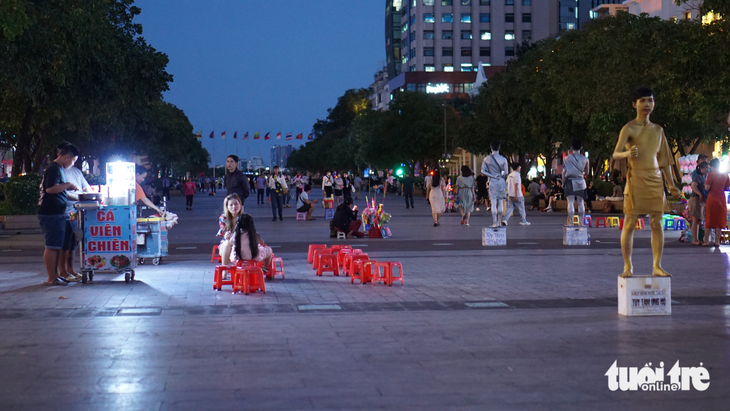 Xin tiền đểu, chặt chém lộng hành ở phố đi bộ Nguyễn Huệ: Dẹp ngay cho dân nhờ - Ảnh 1.