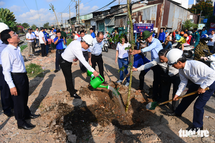 Biến đường sắt thành đường hoa dài nhất Việt Nam - Ảnh 3.