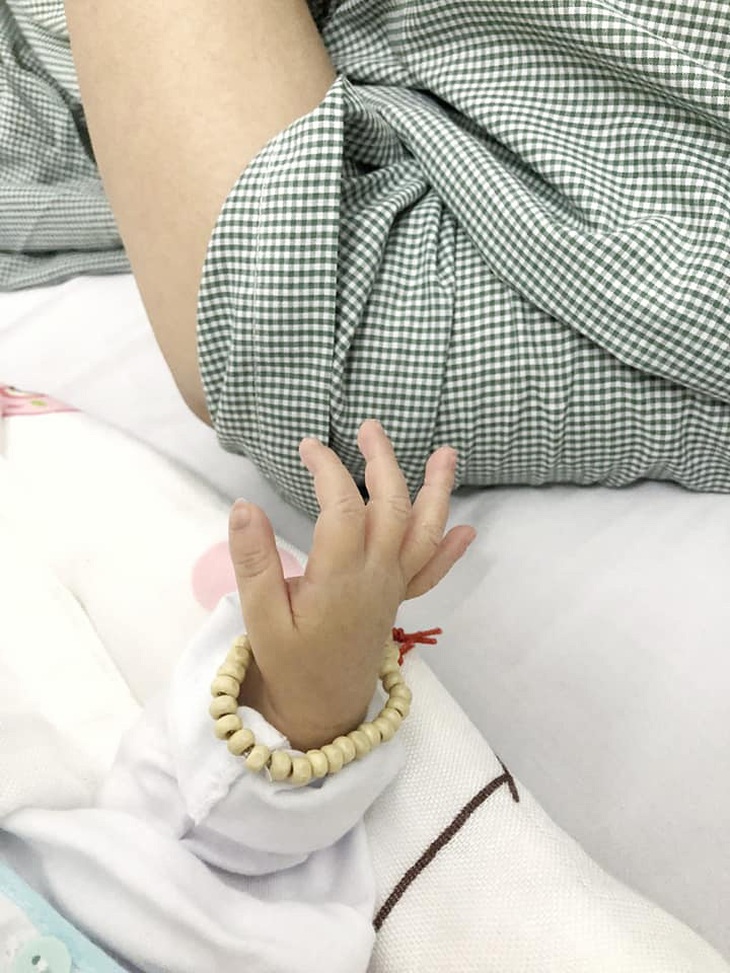 Bàn tay bé xíu của Nice trong tình yêu của ba Thuận - mẹ Linh khi chào đời - Ảnh: NVCC Bàn tay bé xíu của Nice trong tình yêu của ba Thuận - mẹ Linh khi chào đời - Ảnh: NVCC