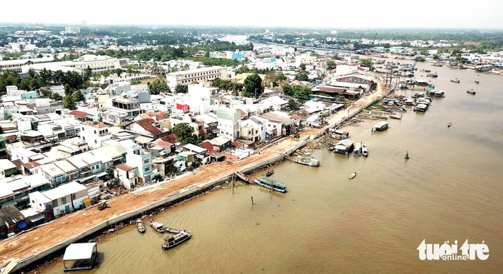 Bờ kè này đang chia cắt không gian “trên bến dưới thuyền” của chợ nổi Cái Răng và được cho là nguyên nhân khiến chợ nổi này “chìm” nhanh hơn - Ảnh: CHÍ QUỐC