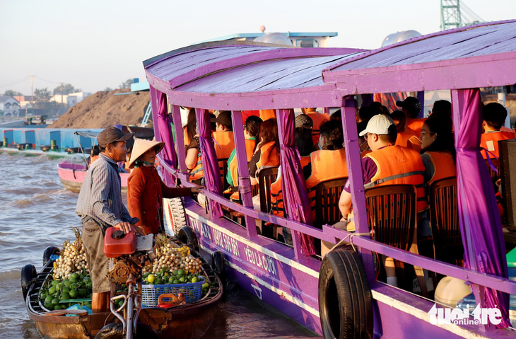 Thay vì là nơi thương hồ mua bán, chợ nổi Cái Răng chỉ sống nhờ khách du lịch - Ảnh: C.QUỐC