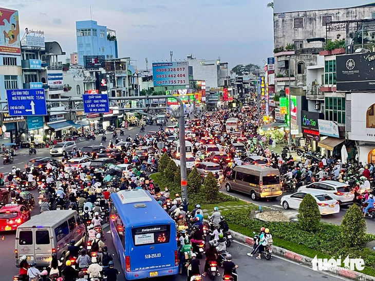 TP.HCM lắp dải phân cách di động ở ngã tư Hàng Xanh - Ảnh 1.