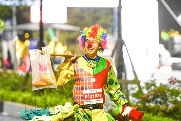 Chàng trai gánh dép chạy 21km ở Hà Nội - Ảnh 2. Chàng trai gánh dép chạy 21km ở Hà Nội - Ảnh 2.