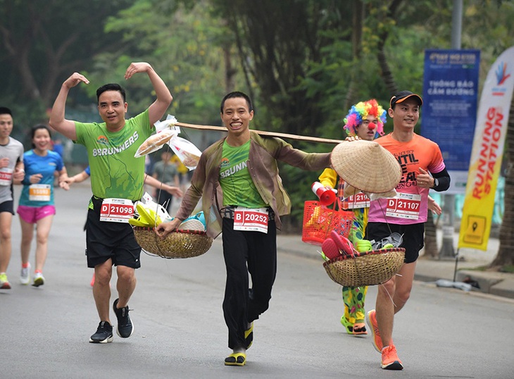 Chàng trai gánh dép chạy 21km ở Hà Nội - Ảnh 1. Chàng trai gánh dép chạy 21km ở Hà Nội - Ảnh 1.