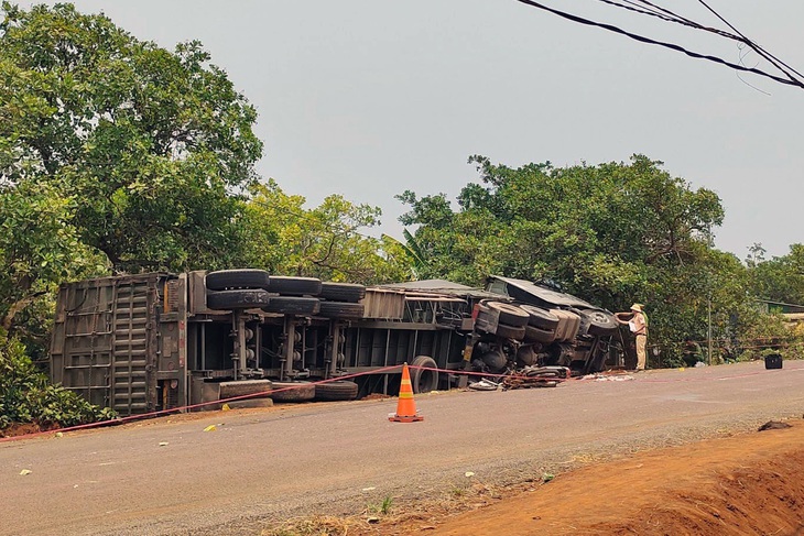 Container tông xe máy rồi lật ngang, hai bà cháu chết tại chỗ - Ảnh 1.