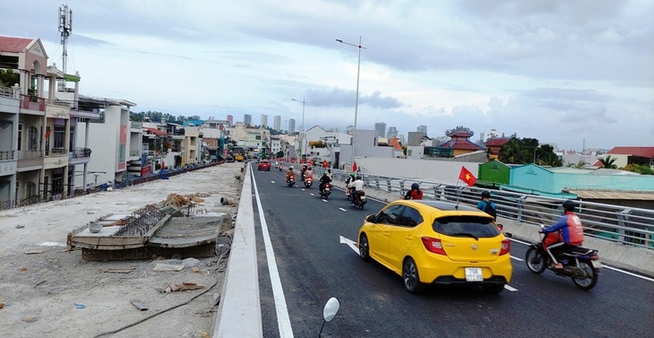 Nút giao thông hơn ngàn tỉ ở Nha Trang thêm được nửa nhánh cầu - Ảnh 1.