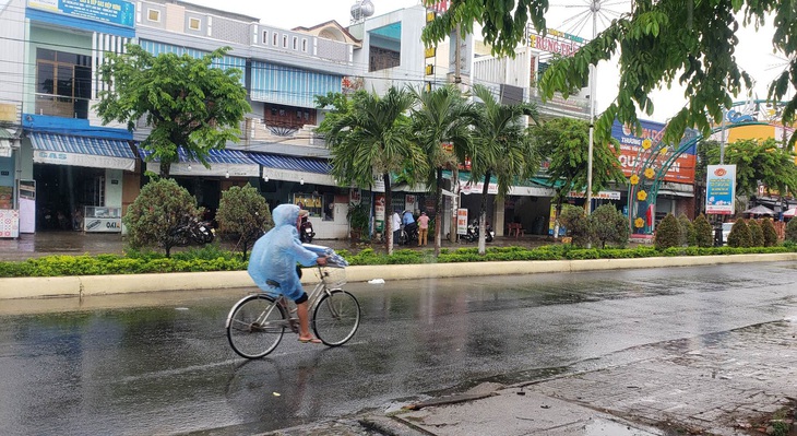 Cơn mưa giải khát trút xuống Quảng Nam sau những ngày nắng đổ lửa - Ảnh 2.