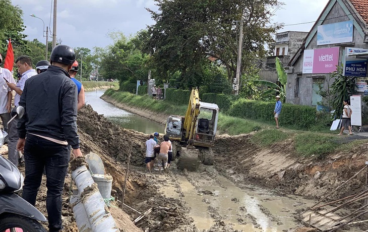 Vợ bị đất lở phủ kín, chồng cùng đồng nghiệp đào bới cứu không kịp - Ảnh 2.