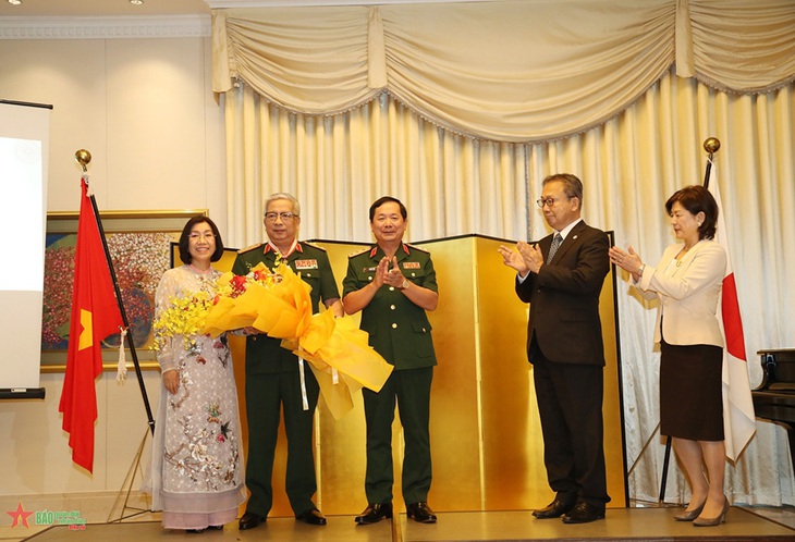 Thượng tướng Lê Huy Vịnh tặng hoa chúc mừng Thượng tướng Nguyễn Chí Vịnh - Ảnh: Báo Quân Đội Nhân Dân