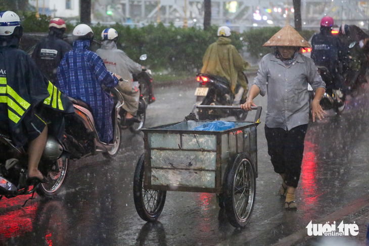 Nhiều nơi tại TP.HCM mưa sớm, Nam Bộ có dấu hiệu vào mùa mưa - Ảnh 2.