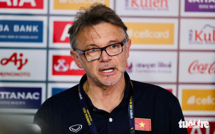 HLV Philippe Troussier: Chúng tôi chỉ còn 17 người đấu U22 Indonesia - Ảnh 1.