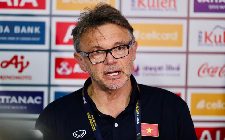 HLV Philippe Troussier: 'Chúng tôi chỉ còn 17 người đấu U22 Indonesia'