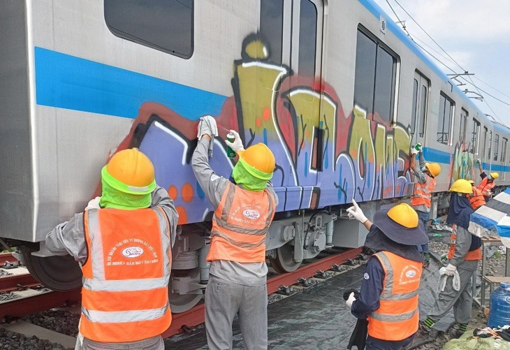 Người nước ngoài vẽ bậy lên tàu metro ở Thủ Đức - Ảnh 1.