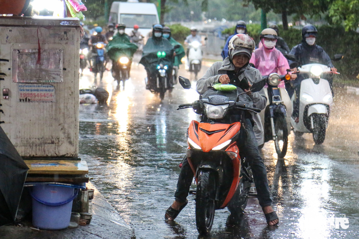 Thời tiết hôm nay 12-5: Nam Bộ vẫn mưa nhưng vài nơi nắng nóng trở lại - Ảnh 1.