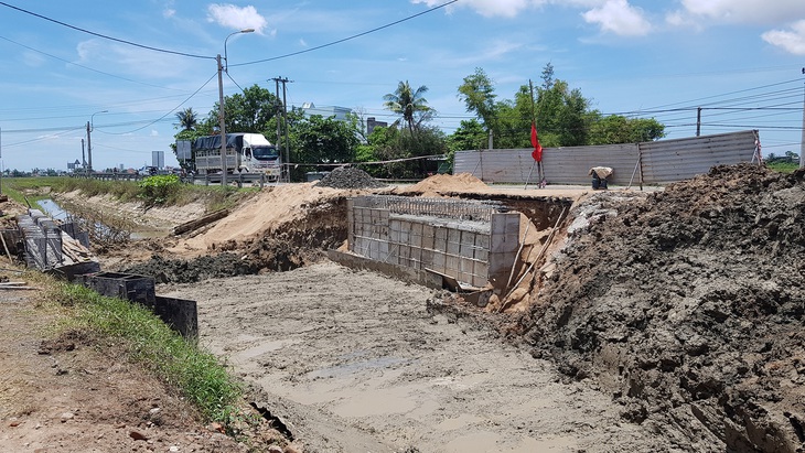 Vụ đất lở đè chết nữ công nhân: Do 2 xe tải nặng dừng tránh nhau đột ngột? - Ảnh 3.