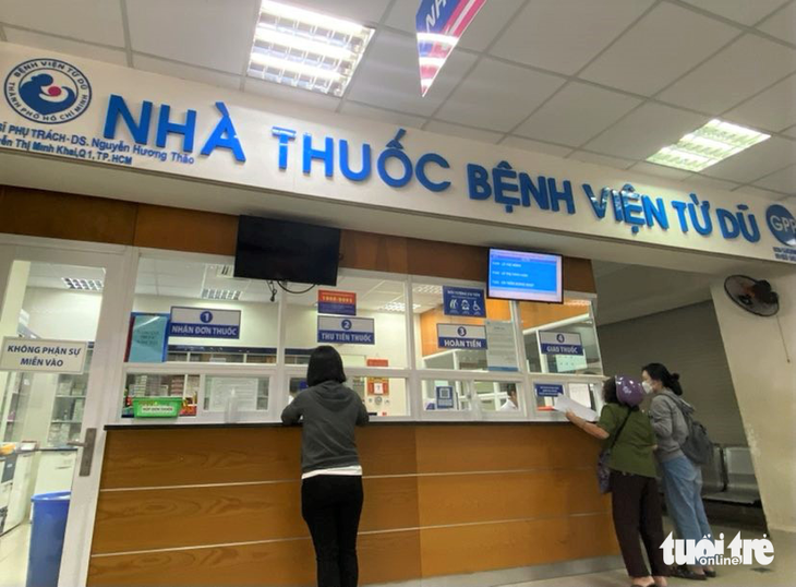 Bệnh nhân chờ nhận thuốc tại Bệnh viện Từ Dũ (TP.HCM) - Ảnh: XUÂN MAI 