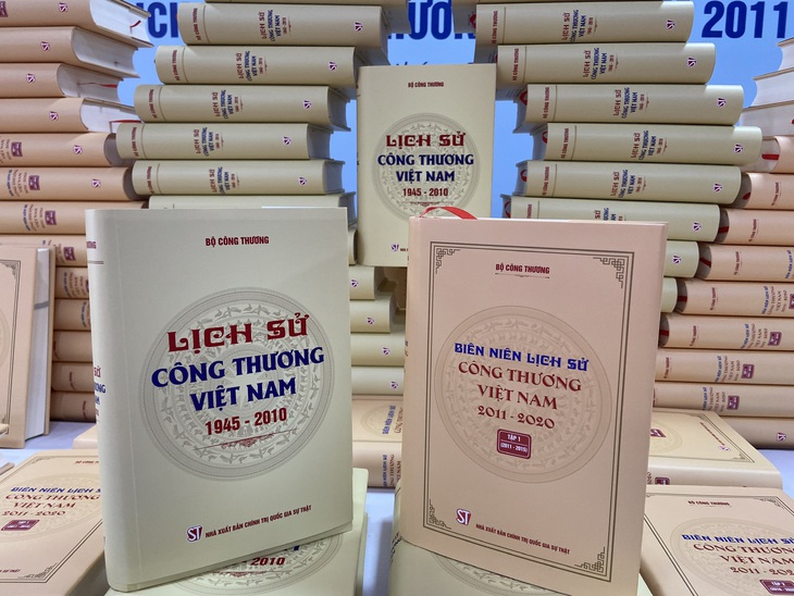 Bất ngờ với nhiều thông tin ít người còn nhớ ở ngành công thương qua một bộ sách - Ảnh 1.