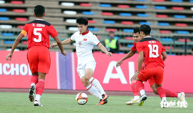 U22 Việt Nam lại mất người trước trận tranh hạng 3 SEA Games 32 - Ảnh 1.